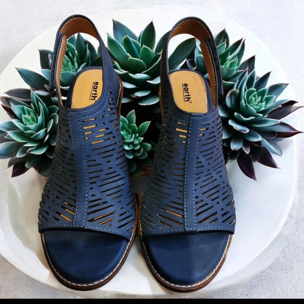 Earth Women's Navy Cutout Slingback Sandals Sz 7.5 EUC